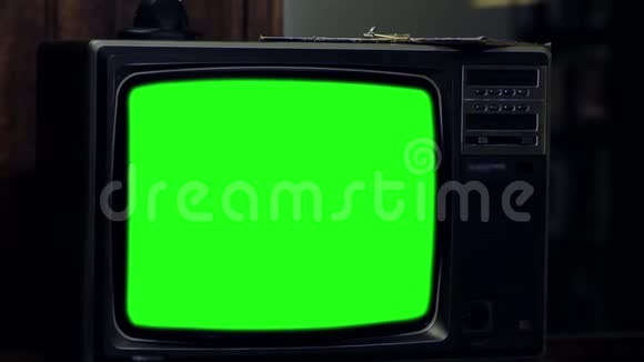 带有绿色屏幕的复古电视夜晚的气氛视频的预览图