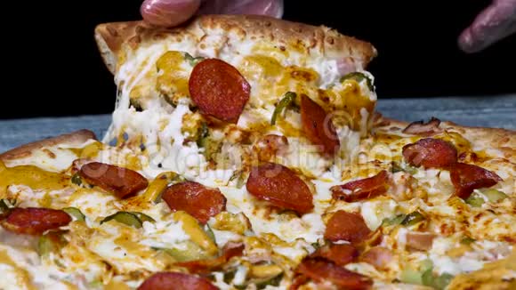 快去拿一片美味的意大利辣香肠披萨美食店框架黑色意大利辣味意大利香肠披萨视频的预览图