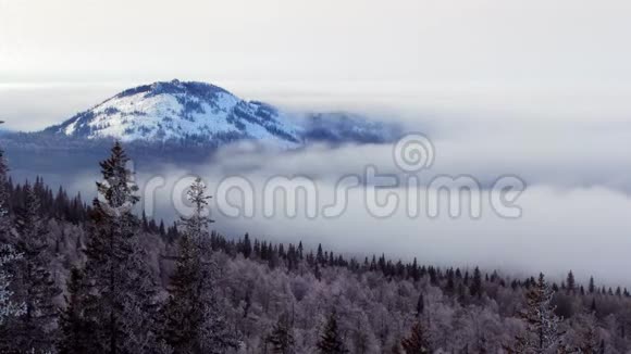 浓雾弥漫在白雪皑皑的高山上视频的预览图