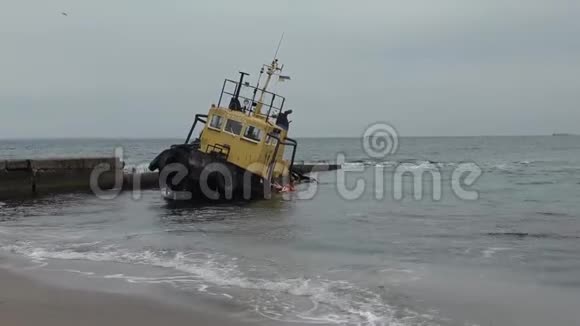 旧的洪水拖船沉船事故乌克兰敖德萨拖船视频的预览图