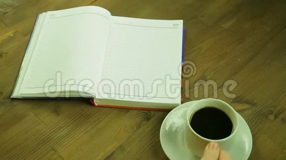女孩把爱这个词写在日记里喝咖啡时间跨度视频的预览图