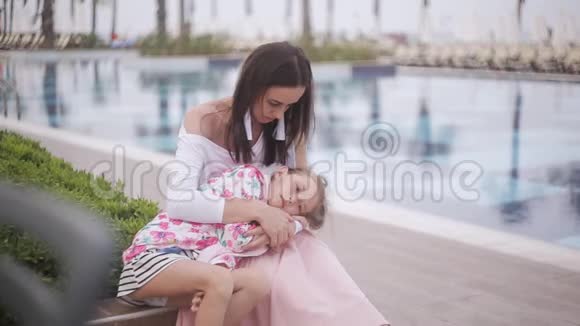 母亲拥抱并抚慰悲伤的女儿视频的预览图