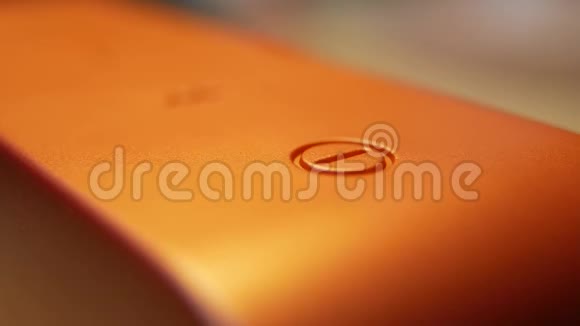 无线蓝牙便携式橙色音频系统上电键视频的预览图