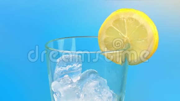 可乐饮料倒入玻璃与柠檬片视频的预览图