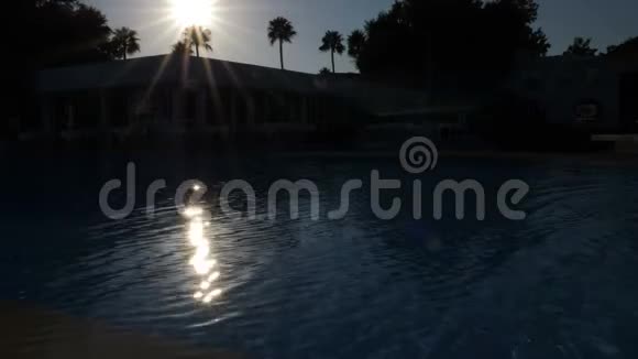 日落时的酒店游泳池视频的预览图