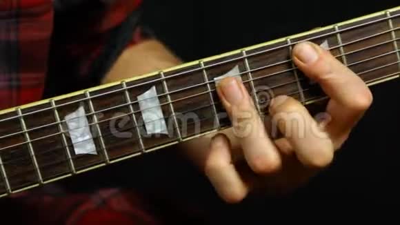 吉他手在演奏时手指受伤视频的预览图