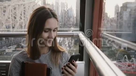 有智能手机的商务女性4K肖像漂亮的年轻女人在网上看视频视频的预览图