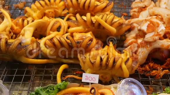 国家亚洲异国情调准备在泰国的夜市美食场吃海鲜美味的烤虾或视频的预览图