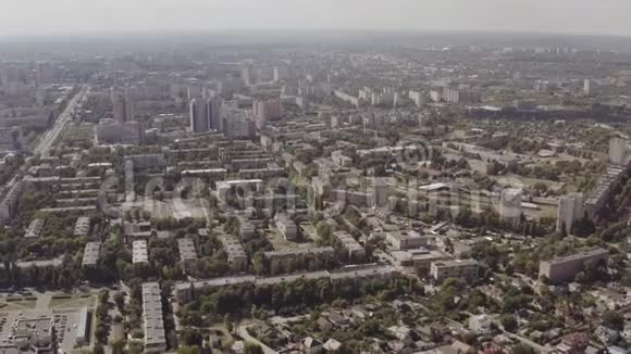 大城市鸟瞰图阳光明媚的夏日卡尔科夫市住宅区的无人机拍摄视频的预览图