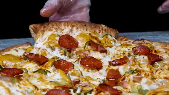 快去拿一片美味的意大利辣香肠披萨美食店框架黑色意大利辣味意大利香肠披萨视频的预览图