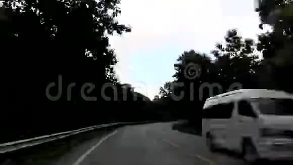 超速行驶弯道超速行驶直线行驶超车视频的预览图