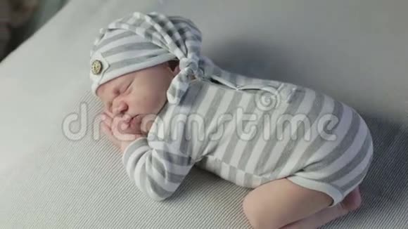 一个婴儿睡在肚子上视频的预览图