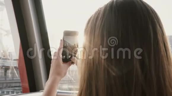 4K旅游女孩从空中电车舱拍照美丽微笑的欧洲女士在岛上的电车上拍照视频的预览图