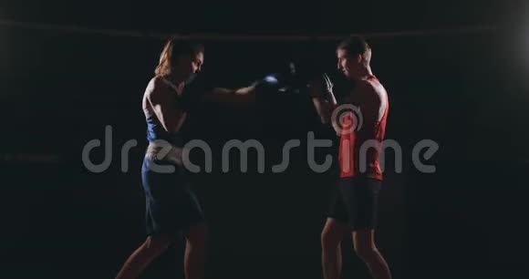 拳击手女运动员拳击教练训练女健身朋友拳击焦点拳击手套享受激烈的比赛视频的预览图