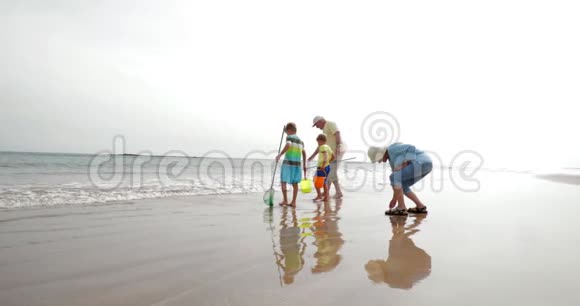 与祖父母一起寻找海上生活视频的预览图