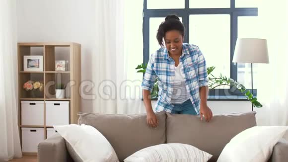 非裔美国妇女安排沙发靠垫视频的预览图
