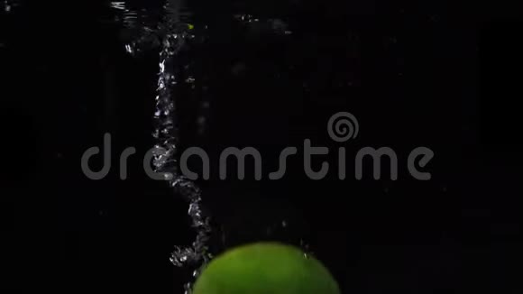 青柠扔进盛水的容器里慢动作水果视频食物录像视频的预览图