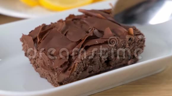 桌上有勺子的巧克力美味蛋糕特写视频的预览图