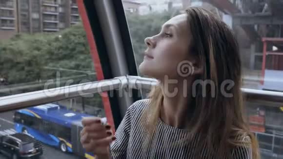 4美丽的白种人女孩在纽约有趣在美国曼哈顿漂亮的女士在缆车上戴着耳机上下班视频的预览图