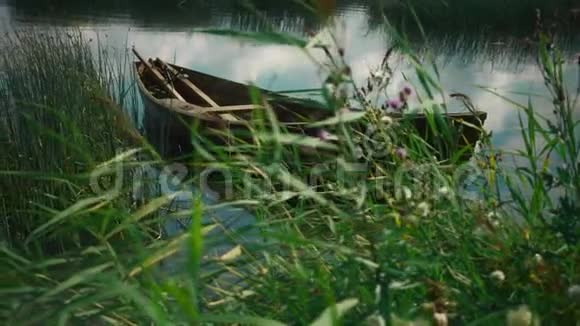 浪漫的乡村风景湖边有古老的渔船美丽的河流视频的预览图
