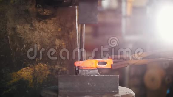 工业厂房内锻钢机在巨大的压力自动锤下得到一张表格视频的预览图