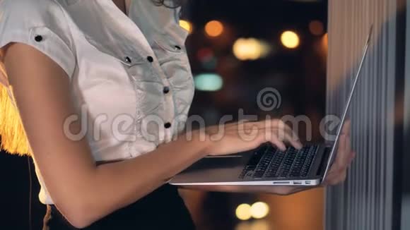 在笔记本电脑键盘上输入手指可以近距离观看商务女性视频的预览图