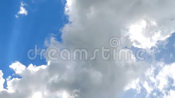 在阳光明媚的天空中蓝色的天空中有巨大的白色戏剧性的蓬松云视频的预览图