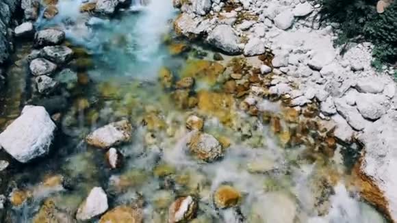 溪流在石岸之间流动水流过石头视频的预览图