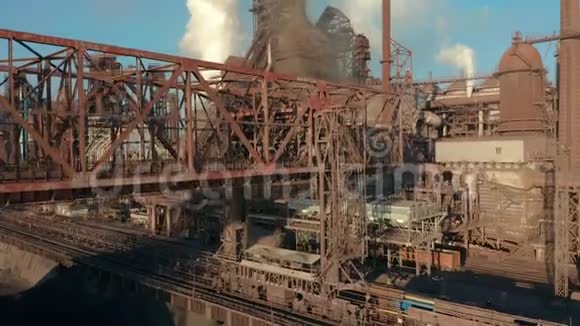 空中观景高炉施工冶金厂货物起重机视频的预览图