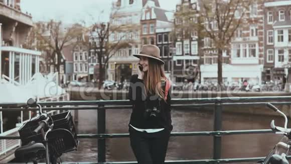 可爱的欧洲女性的肖像打电话放大很高兴听到对方的声音荷兰阿姆斯特丹4K视频的预览图