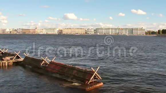 涅瓦河和城市上岸俄罗斯圣彼得堡视频的预览图