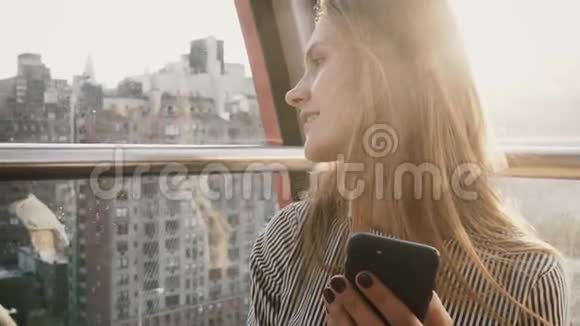 4快乐的白种人女孩在岛电车纽约戴智能手机和耳机的漂亮女士太阳耀斑视频的预览图