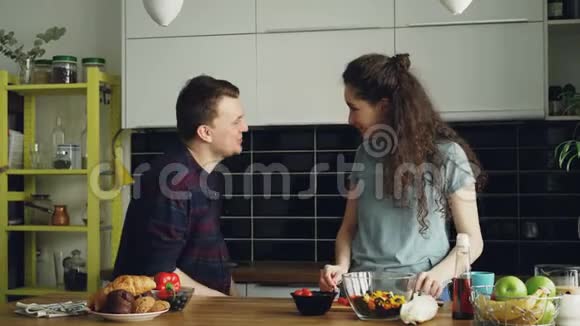 当她在家厨房做饭时年轻人向女友求婚他把戒指戴在她的手指上视频的预览图