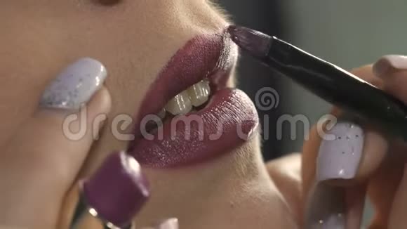 美容师涂紫色口红视频的预览图