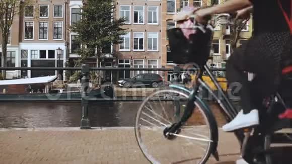 可爱的女孩从自行车上下来环顾四周年轻的生活方式博客骑着自行车和花在风景如画的桥上4K视频的预览图