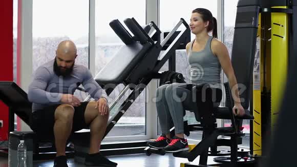 在健身房锻炼时男人给女人一瓶新鲜饮用水视频的预览图