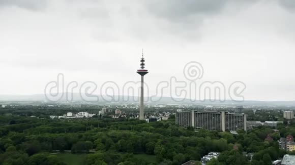 德国美因法兰克福一座电信塔的鸟瞰图视频的预览图