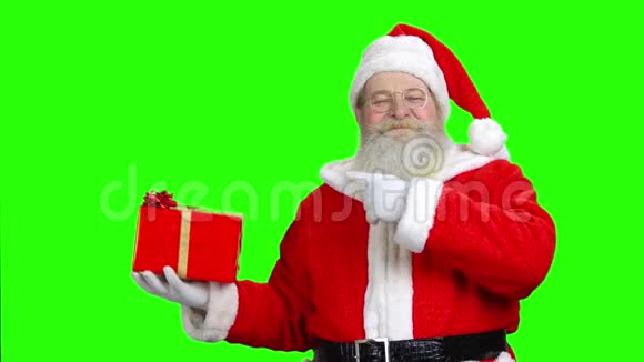 微笑的圣诞老人拿着礼物指着它视频的预览图