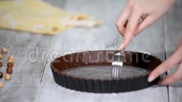 糕点箱的底部都是叉子做巧克力馅饼视频的预览图