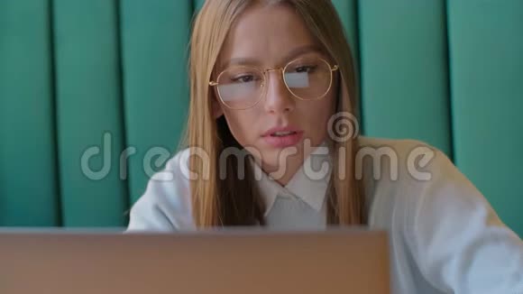 在现代办公室工作的女商人的特写肖像使用电脑触摸屏看监视器视频的预览图