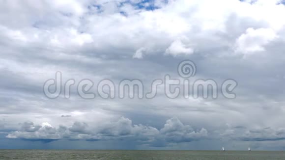 竞争帆船与白帆和一艘船在蓝海与完美的白云和蓝天视频的预览图