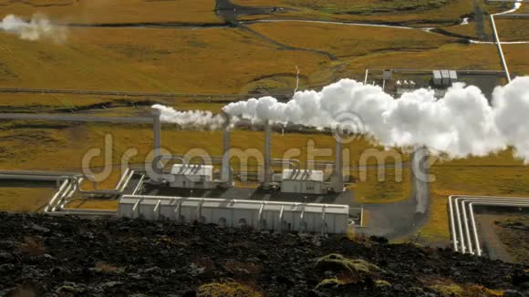 冰岛雷克雅未克附近的地热站主要建筑排放蒸汽的顶部景观视频的预览图