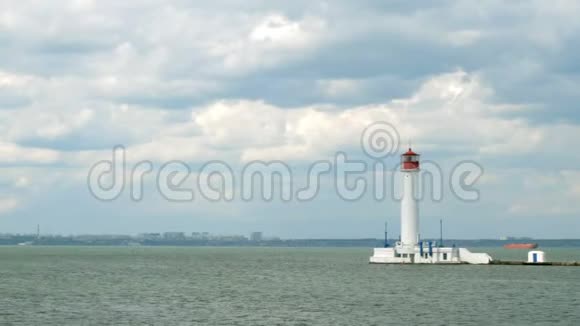 孤独的灯塔位于大海中背景是敖德萨湾紧邻黑海的敖德萨港视频的预览图