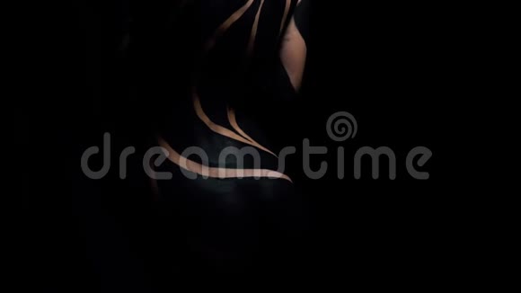 穿着黑色身体艺术的女孩背对着镜头站着动作像蛇一样视频的预览图