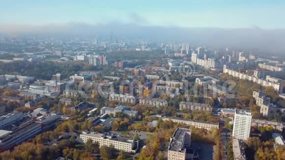 在温暖的晴天鸟瞰城市及其基础设施秋天的景色视频的预览图