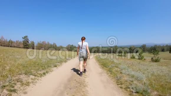 小女孩走在乡间小路上视频的预览图