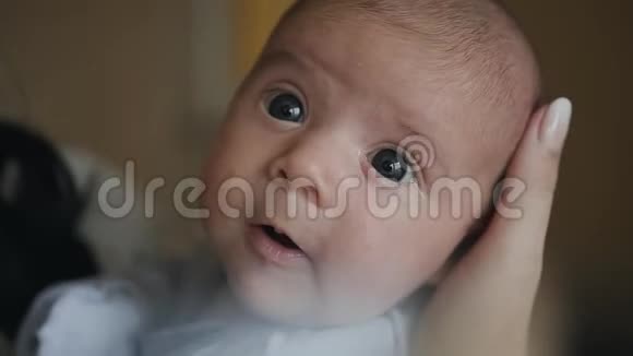 新生婴儿肖像特写镜头妈妈和她的新生儿妈妈和宝宝快乐视频的预览图