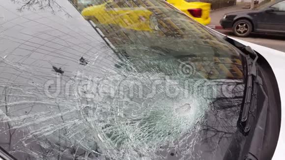 车祸后汽车挡风玻璃破碎视频的预览图