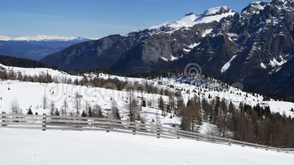 冬季假日滑雪全景山脉意大利视频的预览图