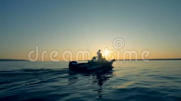 日出时渔民们在水中航行视频的预览图